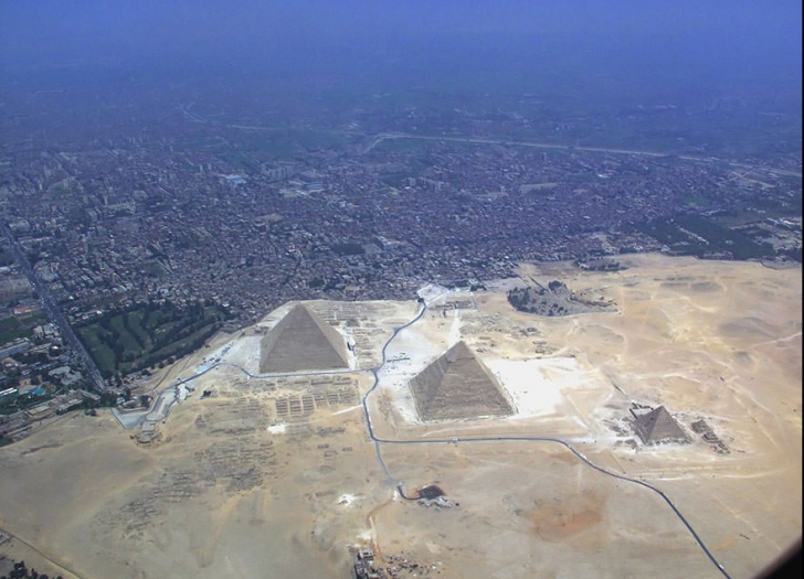 Piramidele din Gizavazute din alt unghi