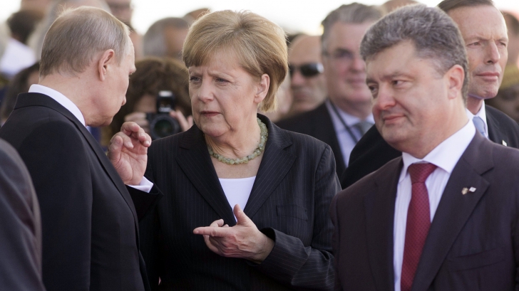 PReşedintele Ucrainei, petro Poroşenko (dreapta), alături de Angela Merkel şi Vladimir Putin în Normandia