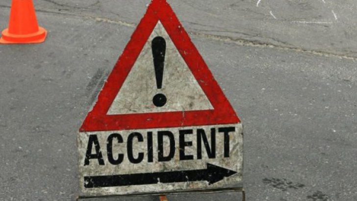 MUREŞ: Accident teribil cu un microbuz, un TIR şi un autoturism: un mort şi cinci răniţi