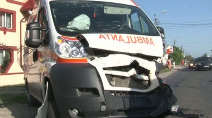 Accident grav la Timişoara, în care a fost implicată o ambulanţă
