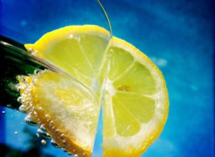 De ce ar trebui să bei apă cu lămâie. 11 beneficii de care nu ştiai