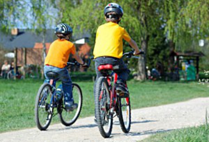 Chevron le dă elevilor din Pungeşti biciclete