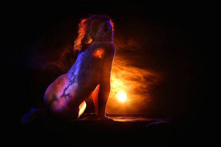 Un artist american face furori pe Youtube cu peisaje fluorescente pictate pe corpul uman