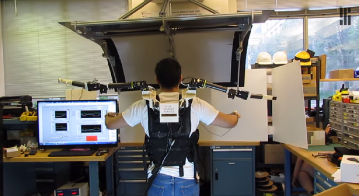 MIT au creat brațele robotice care te transformă în Doctor Octopus
