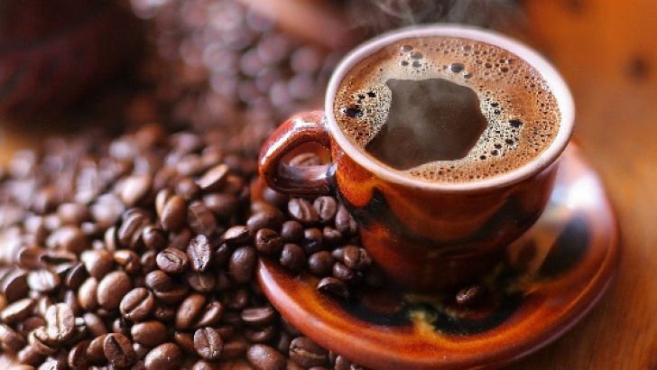 Marea întrebare: este cofeina bună sau rea pentru creier?