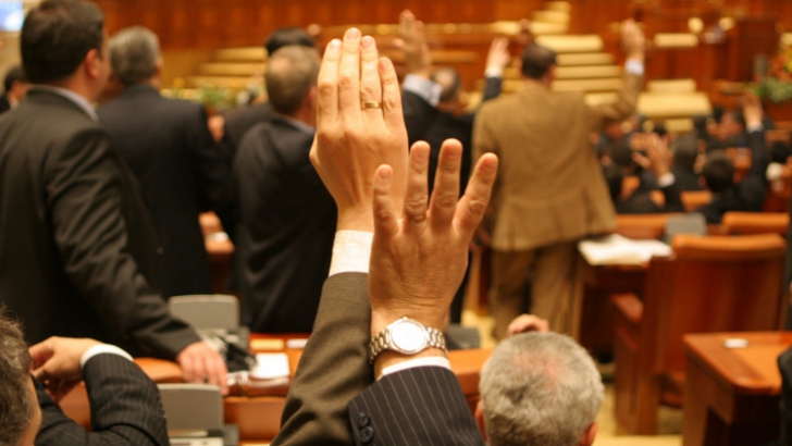 Parlamentul votează luni CA ale BNR, Curţii de Conturi, SRR, preşedintele SRTV şi un membru al ASF