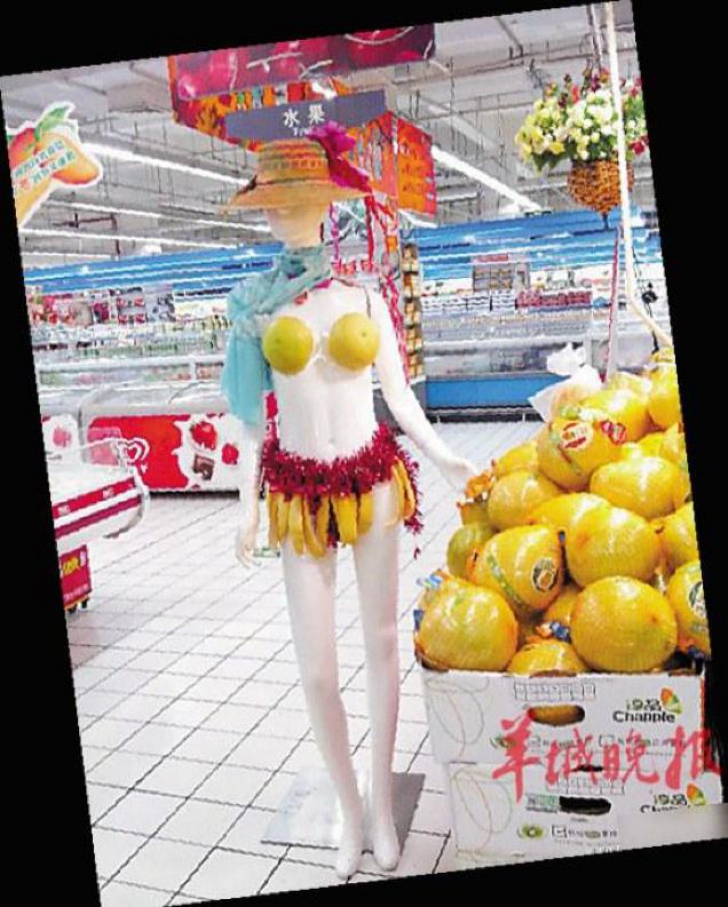Chinezii fac lucruri trăsnite! Cele mai ciudate haine din supermarketuri