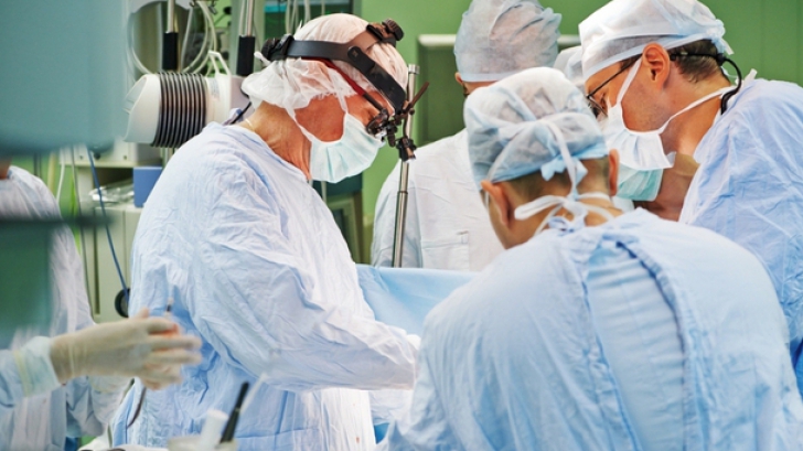 Chirurgul care vrea să facă primul transplant de cap din lume cere bani de la miliardarii americani