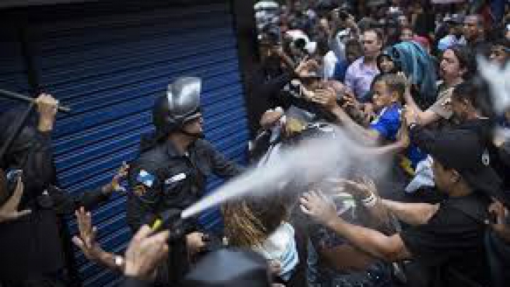 Poliţia a folosit gaze lacrimogene.