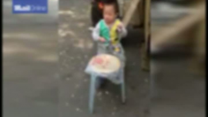 Copil de doi ani care fumează, filmat în China