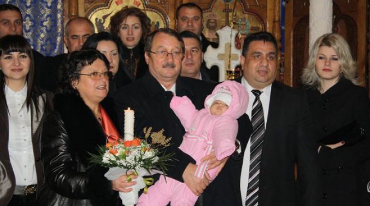 Doina (cu lumânarea în mână) și Mircea Băsescu la botezul nepotului lui Bercea Mondial