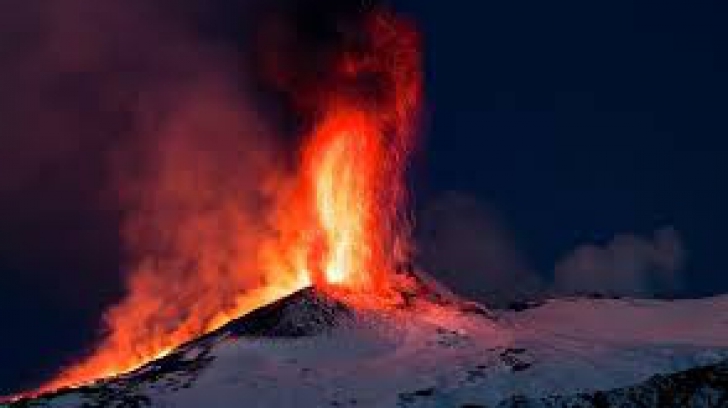 Nouă erupţie a vulcanului Etna, un aeroport din Sicilia fiind închis