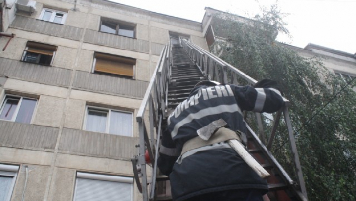 Un echipaj de salvare al pompierilor a făcut, astăzi, o descoperire macabră în apartamentul unui bloc din Reșița.