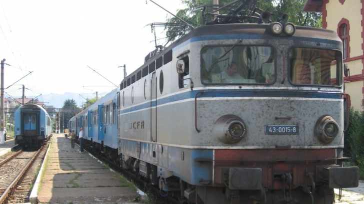TRAGEDIE ÎN DEJ: Doi copii s-au ELECTROCUTAT după ce s-au urcat pe un tren