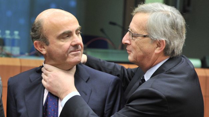 Jean-Claude Juncker (dreapta), într-o dispută amicală cu un coleg spaniol