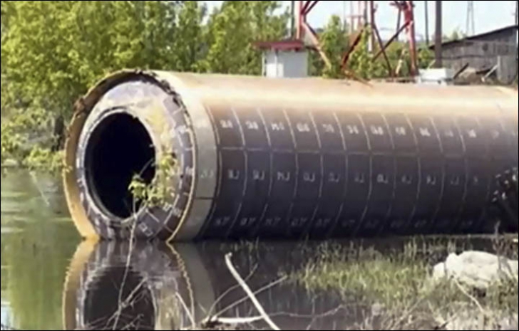 Un misterios tub de metal, provenind probabil de la o rachetă, adus de ape într-un sat din Rusia