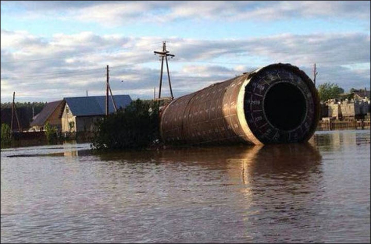 Un misterios tub de metal, provenind probabil de la o rachetă, adus de ape într-un sat din Rusia