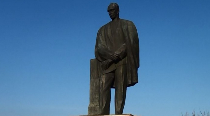 Statuia poetului Lucian Blaga, amplasată în centrul oraşului Estoril