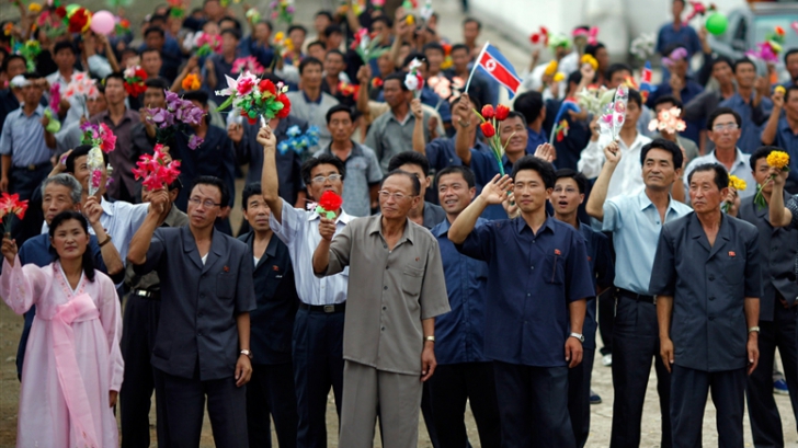 Localnicii nord-coreeni îi salută cu flori pe turiştii străini