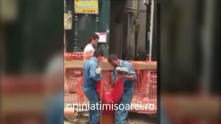 Doi muncitori şi-au legat un coleg cu o funie de picioare şi l-au băgat în canalizare