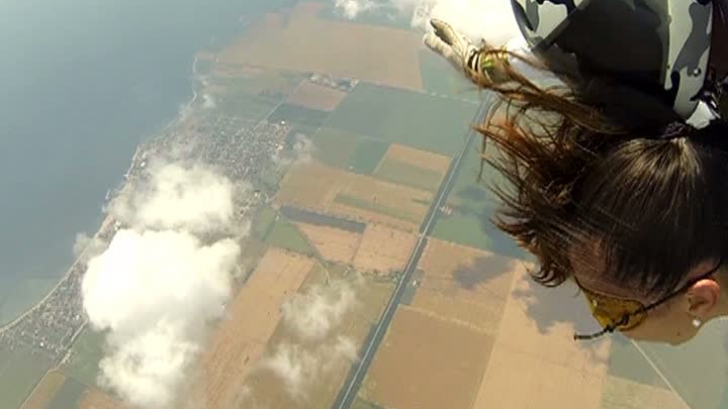 Marea văzută dintre nori: saltul cu paraşuta, distracţie inedită la malul mării