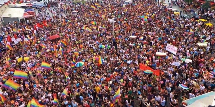Zeci de mii de persoane au manifestat, la Istanbul, pentru drepturile minorităţilor sexuale şi împotriva lui Erdogan