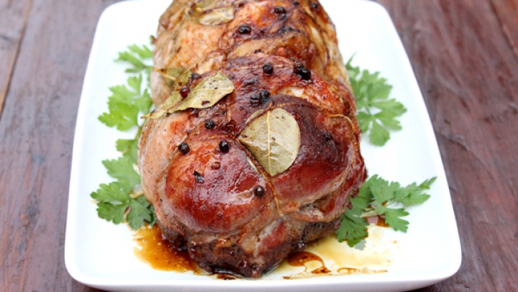 Pulpă de porc &icirc;mpănată cu usturoi