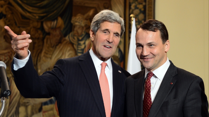 Radoslaw Sikorski (dreapta), alături de secretarul de stat al SUA, John Kerry