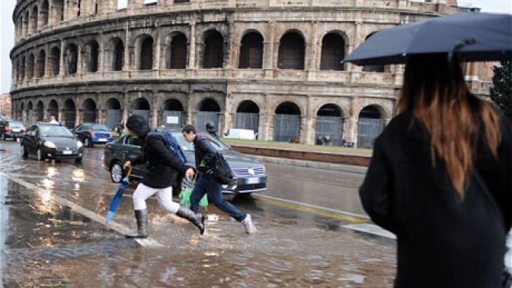 ROMA INUNDATĂ: Centrul istoric al capitalei Italiei, afectat