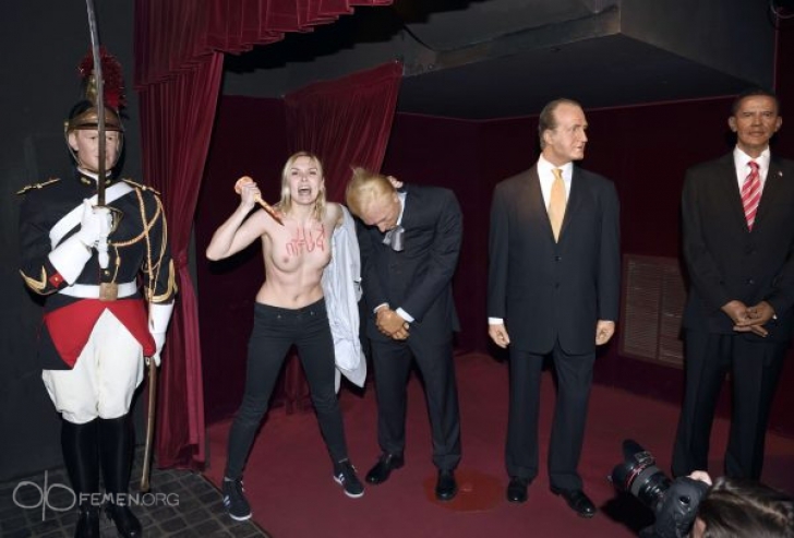 O activistă Femen a distrus statuia din ceară a lui Putin de la Muzeul Grévin din Paris