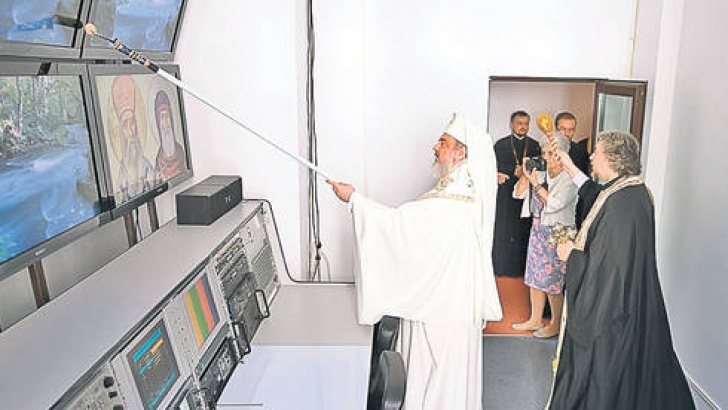 Patriarhul a sfinţit studiourile TV cu trafaletul