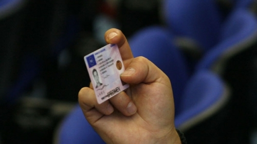 Trei indivizi care vindeau pe rețelele de socializare permise de conducere, reținuți de procurori