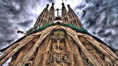 Pătratul magic de la intrarea catedralei Sagrada Familia și falsul mit masonic al lui Gaud&iacute;
