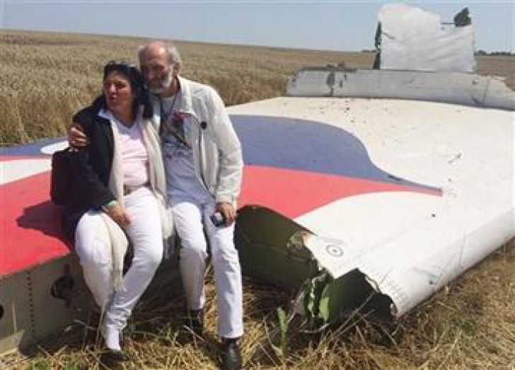 CUTREMURĂTOR: Cuplu australian, a cărei unică fiică era pasageră a zborului MH17, la locul tragediei