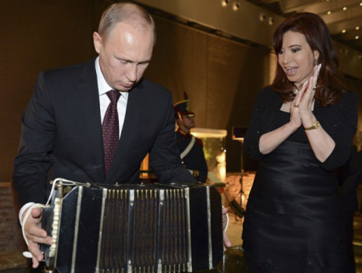 Vladimir Putin a cântat la acordeon