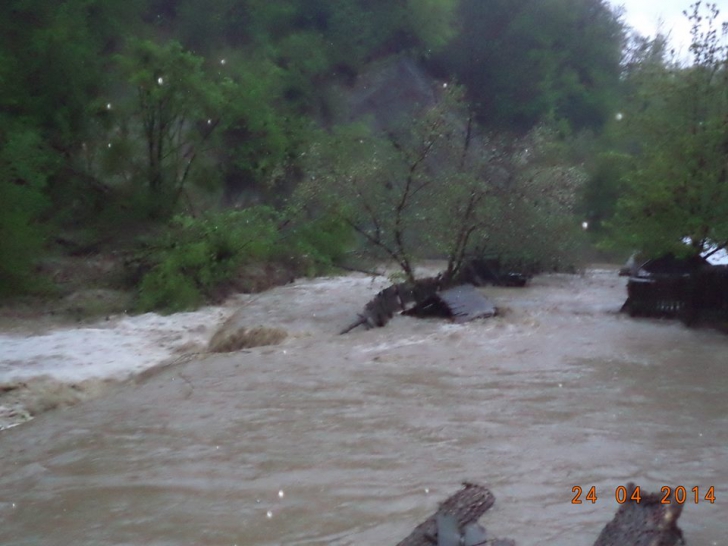 MARTOR OCULAR. Sătenii din Muereasca Vâlcea, inundaţi în aprilie 2014