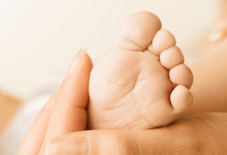 STUDIU: Riscul de deces, mai mare în cazul bebeluşilor care dorm împreună cu părinţii