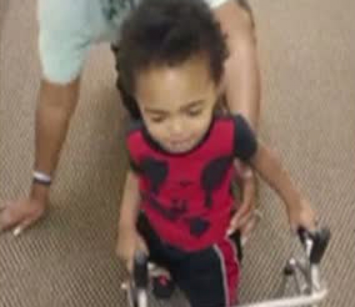 Un băiețel de doi ani, filmat când învăța să meargă cu proteze 