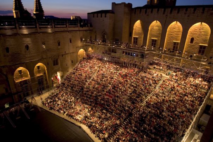 RECORD la Festivalul de teatru de la Avignon
