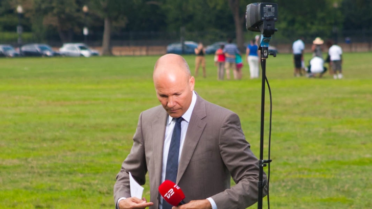 Un reporter danez, pe jumătate pregătit să intre în direct