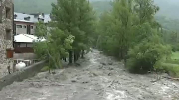 INUNDAŢII DEVASTATOARE în Mureş, după o ploaie torenţială