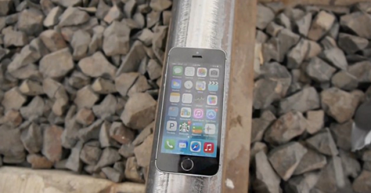 iPhone 5s versus tren: un test inutil, dar care merită văzut