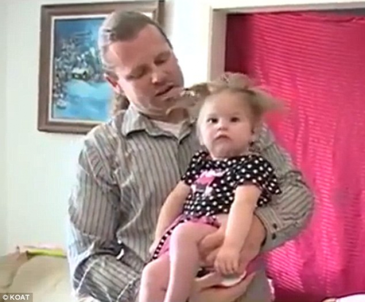 O fetiță a supraviețuit în mod miraculos, după ce mama ei a fost lovită de un fulger.