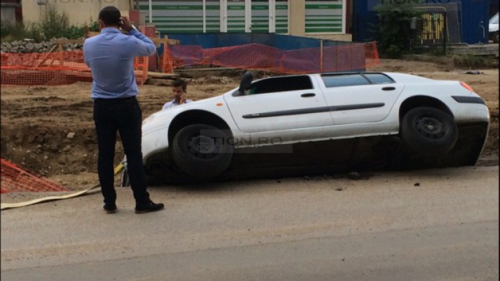 Maşină căzută &icirc;n groapă