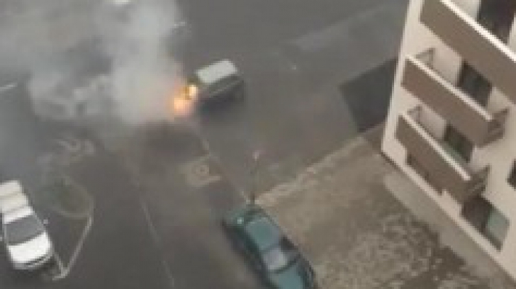 Maşina a luat foc.