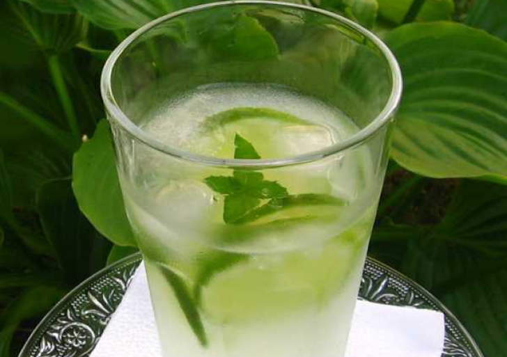 Cocktailul Mojito este un preparat excelent pentru zilele fierbinti