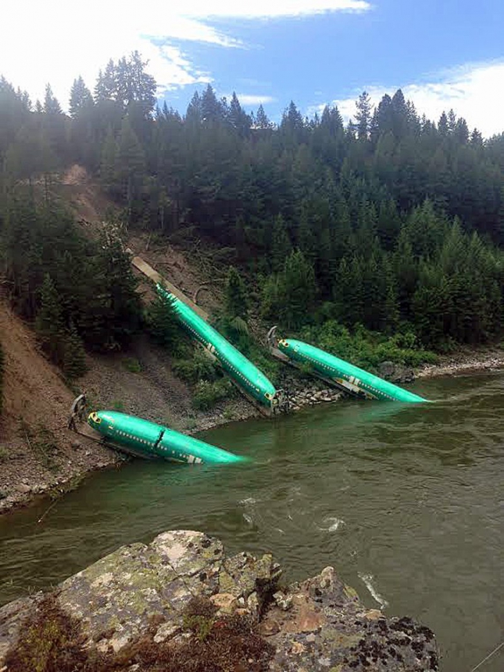 Trei fuselaje de avion au căzut într-un râu după ce un tren a deraiat în Missoula, Montana, SUA