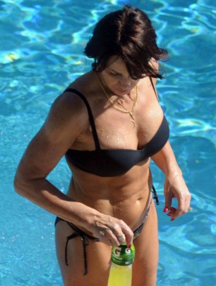 Nadia Comaneci, in costum de baie la 52 de ani.