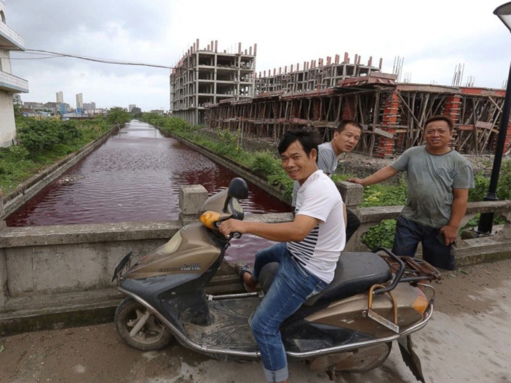 Râul din China s-a înroşit într-o singură oră. FOTO: ABC News