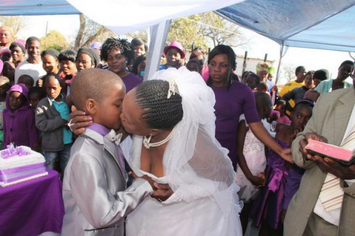 Saneie Masilela în vârstă de 9 ani și mireasa lui, Helen Shabangu, de 62 de ani, și-au unit destinele în fața a 100 de invitați